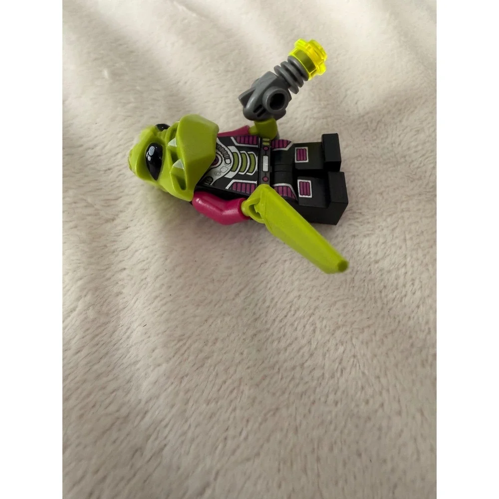 LEGO Galaxy Squad Alien Trooper Minifigure Lime Green Magenta Space Soldier